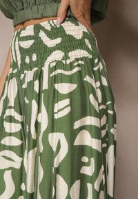 Renee - Zielone Szerokie Spodnie Culottes z Gumką Zdobione Geometrycznym Printem Sartebia. Okazja: na co dzień. Kolor: zielony. Wzór: geometria, aplikacja, nadruk. Styl: casual, elegancki #5