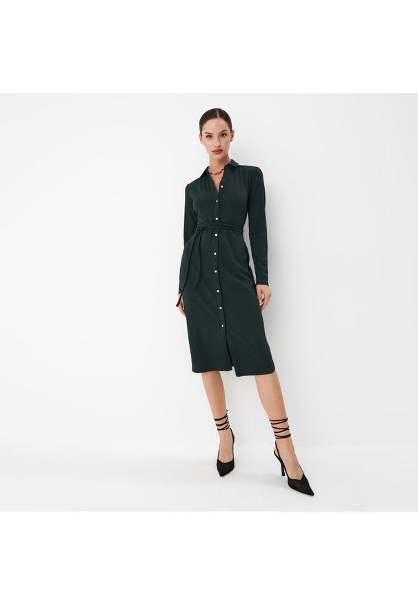 Mohito - Dzianinowa zielona sukienka midi - Khaki. Kolor: brązowy. Materiał: dzianina. Długość: midi