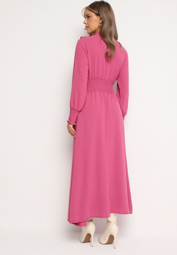 Born2be - Ciemnoróżowa Rozkloszowana Sukienka Maxi Wiązana przy Dekolcie Ozdobiona Falbankami Nuteki. Typ kołnierza: kołnierz z falbankami. Kolor: różowy. Wzór: aplikacja. Styl: elegancki. Długość: maxi