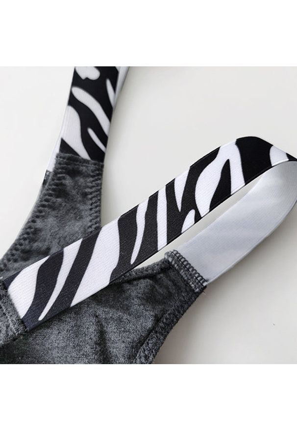 Intica - Stringi damskie z wysokim stanem optycznie wydłużające nogi Jisoon. Stan: podwyższony. Kolor: biały. Materiał: materiał