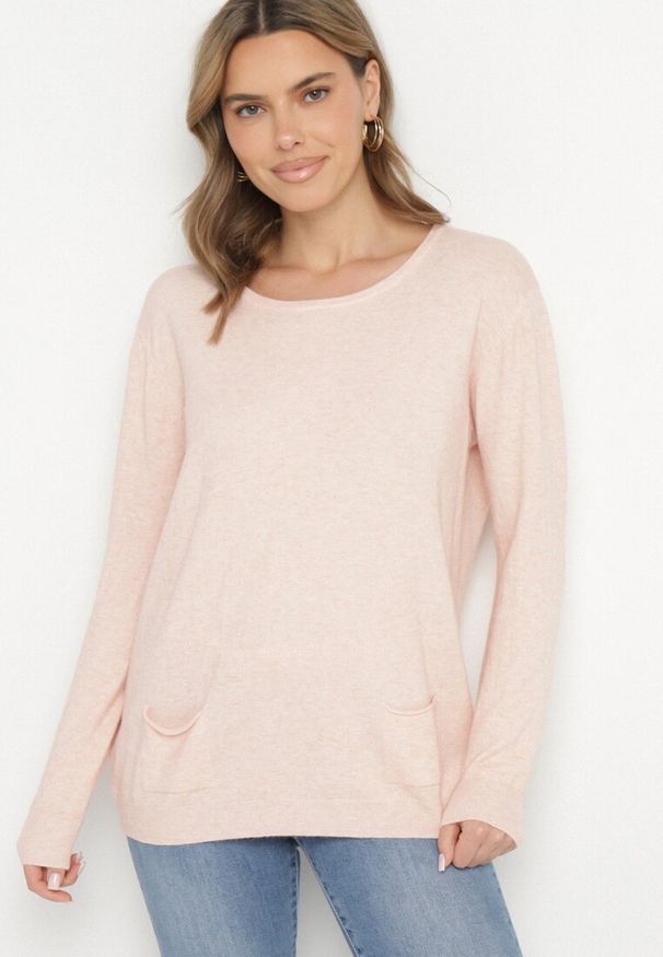 Born2be - Jasnoróżowy Sweter z Kaszmirem i Ozdobnymi Kieszeniami Sanarea. Okazja: na spacer, na co dzień. Kolor: różowy. Materiał: kaszmir. Długość rękawa: długi rękaw. Długość: długie. Styl: elegancki, casual, klasyczny