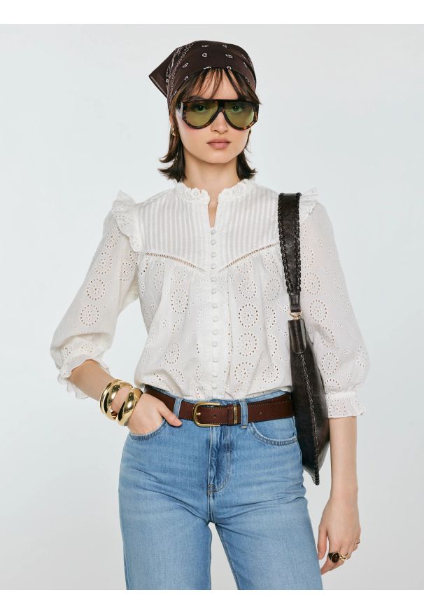 Big-Star - Bluzka damska bawełniana z rękawem 3/4 biała Bohna 100. Okazja: na spacer, na spotkanie biznesowe, do pracy. Typ kołnierza: kołnierzyk stójkowy, kołnierz z falbankami. Kolor: biały. Materiał: bawełna. Wzór: ażurowy, haft, aplikacja. Styl: biznesowy, elegancki, boho