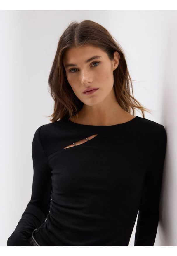 Reserved - Bluzka z ozdobnym detalem - czarny. Kolor: czarny. Materiał: wiskoza, dzianina