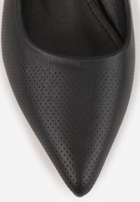 Renee - Czarne Sandały Vices na Słupkowym Obcasie z Ozdobną PerforacjąTelarelle. Okazja: na co dzień. Nosek buta: szpiczasty. Kolor: czarny. Materiał: jeans. Obcas: na obcasie. Styl: casual. Wysokość obcasa: średni #2