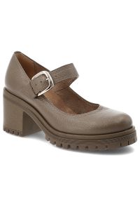 Brązowe Półbuty Armodo Eleganckie Obuwie Damskie Na Obcasie. Okazja: na spotkanie biznesowe, na co dzień. Zapięcie: klamry. Kolor: brązowy. Materiał: skóra. Obcas: na obcasie. Styl: elegancki. Wysokość obcasa: średni
