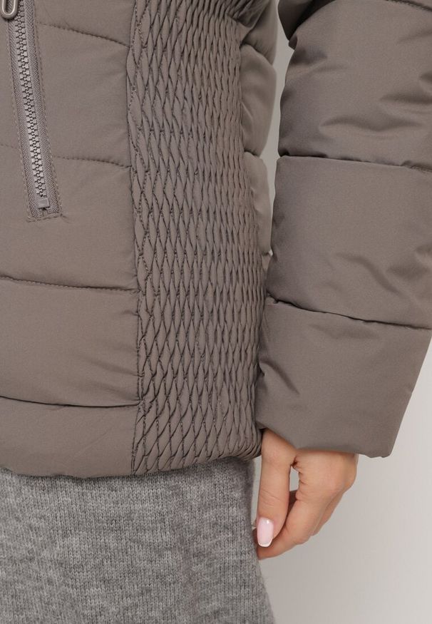 Born2be - Ciemnoszara Pikowana Kurtka o Taliowanym Kroju z Kapturem z Futerkiem Tinessa. Okazja: na spacer, na co dzień. Typ kołnierza: kaptur. Kolor: szary. Materiał: futro. Sezon: zima. Styl: casual