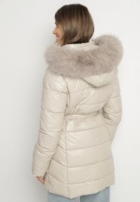 Born2be - Beżowa Pikowana Kurtka z Odpinanym Kapturem i Futerkiem Wiązana Paskiem Olenessa. Kolor: beżowy. Materiał: futro. Sezon: zima #3