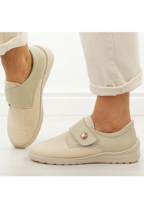 Beżowe skórzane półbuty damskie Unisoft 8435. Okazja: na co dzień. Zapięcie: rzepy. Kolor: beżowy. Materiał: tkanina, skóra. Szerokość cholewki: normalna. Wzór: aplikacja. Sezon: wiosna, jesień, lato. Styl: casual, klasyczny