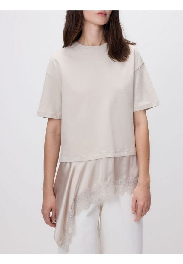 Reserved - Asymetryczny t-shirt - kremowy. Kolor: kremowy. Materiał: dzianina, bawełna