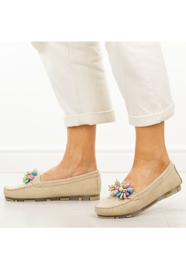 Beżowe skórzane mokasyny damskie Filippo Dp7809/26. Okazja: na co dzień. Nosek buta: okrągły. Kolor: beżowy. Szerokość cholewki: normalna. Wzór: kolorowy, aplikacja. Materiał: skóra, zamsz. Sezon: wiosna, lato. Obcas: na obcasie. Styl: casual, elegancki