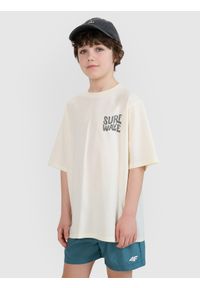 4f - T-shirt oversize z nadrukiem chłopięcy - biały. Okazja: na co dzień. Kolor: biały. Materiał: bawełna, jersey. Długość rękawa: krótki rękaw. Długość: krótkie. Wzór: nadruk. Sezon: lato. Styl: sportowy, casual, klasyczny