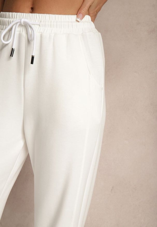 Renee - Białe Szerokie Spodnie Dresowe High Waist Ozdobione Sznurkiem Haliran. Okazja: na co dzień, na spacer. Stan: podwyższony. Kolor: biały. Materiał: dresówka. Wzór: aplikacja. Styl: elegancki, casual