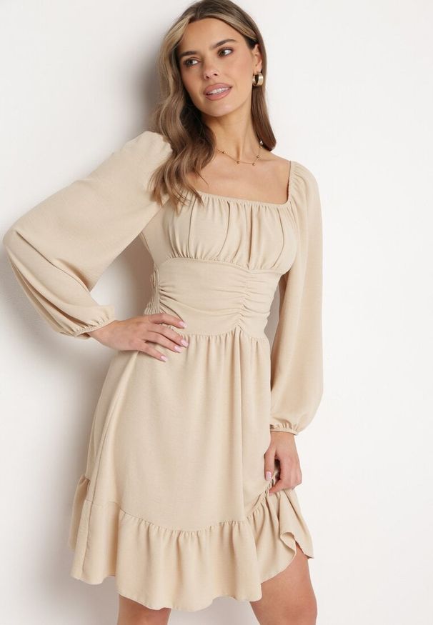 Born2be - Jasnobeżowa Sukienka Auxede. Typ kołnierza: dekolt kwadratowy. Kolor: beżowy. Materiał: tkanina. Długość rękawa: długi rękaw. Wzór: gładki