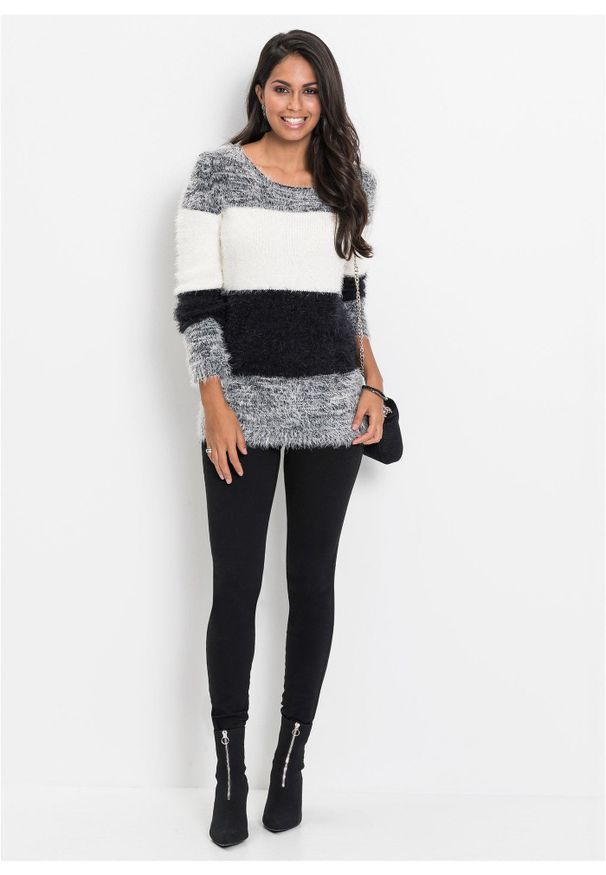 bonprix - Sweter z przędzy z długim włosem w paski. Kolor: czarny. Materiał: dzianina. Długość: długie. Wzór: paski