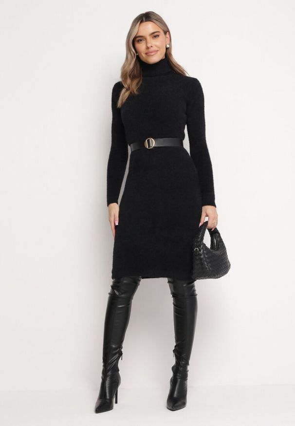 Born2be - Czarna Sweterkowa Puchata Sukienka Midi z Wełny z Golfem Sebhat. Typ kołnierza: golf. Kolor: czarny. Materiał: wełna. Długość: midi
