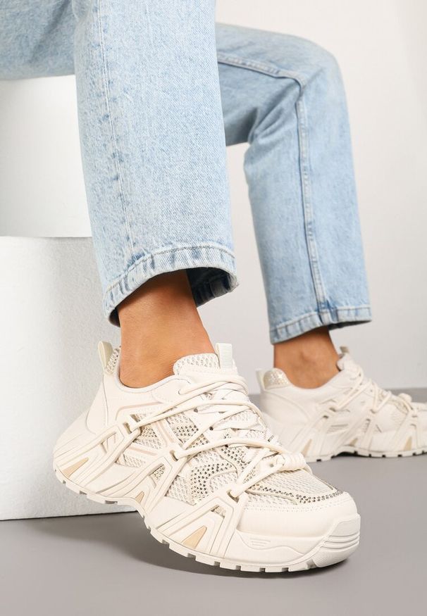 Renee - Beżowe Sneakersy na Platformie z Cyrkoniami i Geometrycznym Wzorem Lavivione. Okazja: na co dzień. Kolor: beżowy. Materiał: jeans. Wzór: geometria. Obcas: na platformie
