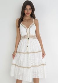 Born2be - Biała Sukienka Midi na Ramiączkach z Ozdobnym Dekoltem i Ażurową Wstawką Aryel. Kolor: biały. Długość rękawa: na ramiączkach. Wzór: ażurowy. Typ sukienki: rozkloszowane. Długość: midi #4