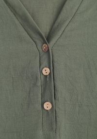 Born2be - Ciemnozielona Wiskozowa Sukienka o Pudełkowym Kroju z Dekoltem V z Guzikami Berborin. Okazja: na co dzień, do pracy. Kolekcja: plus size. Kolor: zielony. Materiał: wiskoza. Typ sukienki: dla puszystych, proste. Styl: casual, klasyczny #3