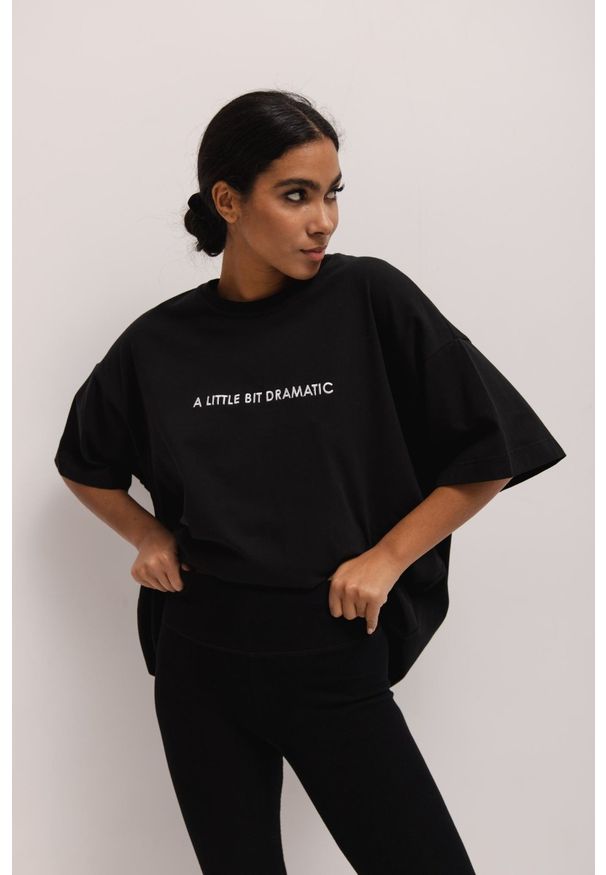 Marsala - T-shirt typu oversize z HAFTEM w kolorze TOTALLY BLACK - EAZY-XS/S. Kolor: czarny. Materiał: bawełna, elastan. Wzór: haft. Styl: klasyczny, elegancki