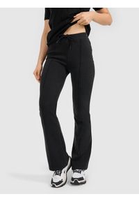 4f - 4F Spodnie dresowe z rozszerzanymi nogawkami damskie - czarne XS. Okazja: na co dzień, na spacer. Stan: podwyższony. Kolor: czarny. Materiał: dresówka. Styl: casual. Sport: turystyka piesza #2