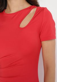 Born2be - Czerwona Sukienka o Dopasowanym Fasonie z Lekkimi Marszczeniami Aporea. Okazja: na co dzień. Kolor: czerwony. Długość rękawa: krótki rękaw. Sezon: wiosna, lato. Typ sukienki: sportowe, dopasowane. Styl: sportowy, casual, elegancki #5