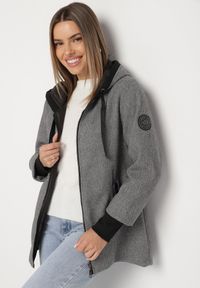 Born2be - Czarna Kurtka o Pudełkowym Kroju z Kapturem Tulavera. Okazja: na co dzień, na spacer. Typ kołnierza: kaptur. Kolor: czarny. Materiał: jeans. Styl: casual #7