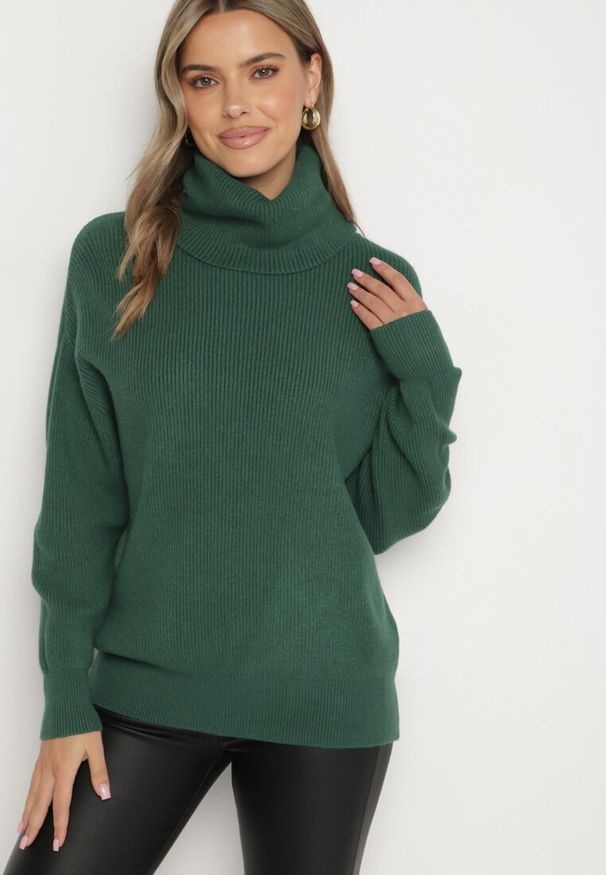 Born2be - Ciemnozielony Golf o Klasycznym Kroju z Kaszmirem Azifra. Okazja: na spotkanie biznesowe. Typ kołnierza: golf. Kolor: zielony. Materiał: kaszmir. Styl: klasyczny