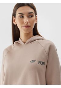 4f - Bluza dresowa nierozpinana z kapturem damska - beżowa. Okazja: na co dzień. Typ kołnierza: kaptur. Kolor: beżowy. Materiał: dresówka. Długość rękawa: długi rękaw. Długość: długie. Wzór: gładki, nadruk, napisy. Styl: casual #2
