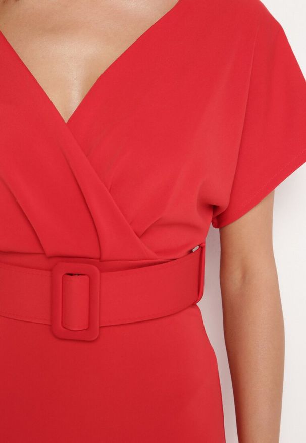 Born2be - Czerwona Sukienka z Kopertowym Dekoltem z Materiałowym Paskiem Zdobionym Klamrą Fienara. Okazja: na co dzień. Kolor: czerwony. Materiał: materiał. Wzór: aplikacja. Typ sukienki: kopertowe. Styl: casual, klasyczny