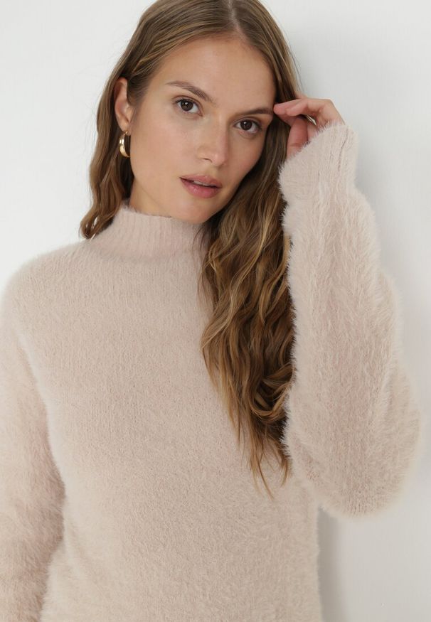 Born2be - Jasnobeżowy Sweter Wełniany Lellimphei. Kolor: beżowy. Materiał: wełna. Długość: długie. Wzór: jednolity. Sezon: zima, jesień