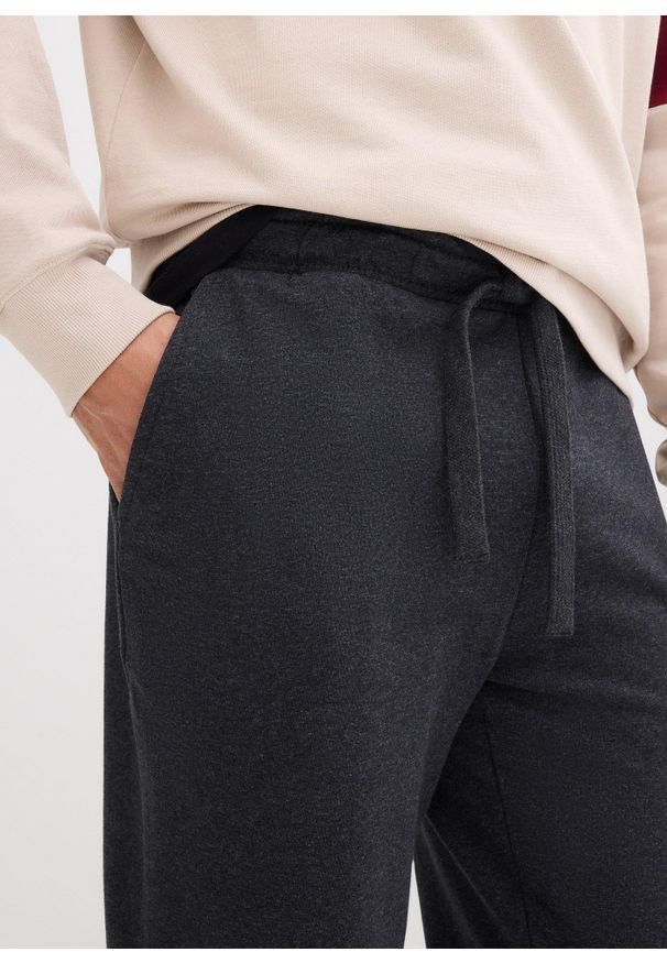 bonprix - Spodnie sportowe z miękką warstwą spodnią i równym dołem. Okazja: na co dzień. Kolor: szary. Materiał: dzianina, dresówka. Styl: sportowy
