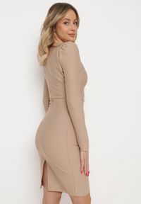 Born2be - Ciemnobeżowa Sukienka Dopasowana z Perłami i Długim Rękawem Juhisa. Typ kołnierza: dekolt kwadratowy. Kolor: beżowy. Długość rękawa: długi rękaw. Typ sukienki: dopasowane. Długość: mini #3