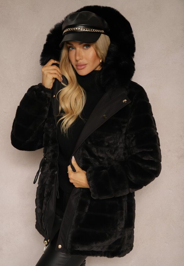 Renee - Czarna Dwustronna Kurtka o Kroju Parki z Kapturem i Futrzaną Podszewką z Pikowaniem Hetinia. Okazja: na co dzień, do pracy. Typ kołnierza: kaptur. Kolor: czarny. Materiał: futro. Styl: casual, elegancki, klasyczny