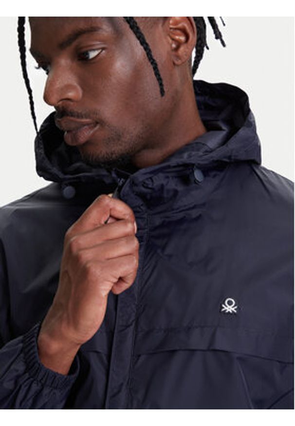 United Colors of Benetton - United Colors Of Benetton Kurtka przejściowa 2VDWUN06A Granatowy Regular Fit. Kolor: niebieski. Materiał: syntetyk