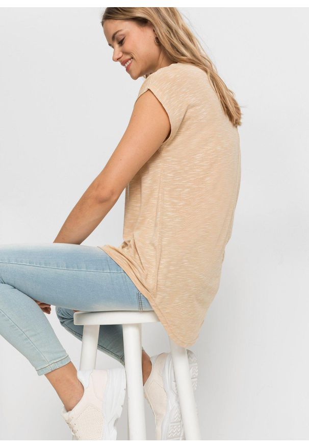 bonprix - Długi T-shirt z mieszanki wiskozy. Kolor: beżowy. Materiał: wiskoza. Długość: długie. Wzór: napisy. Styl: elegancki