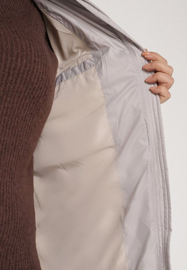 Born2be - Jasnoszara Długa Pikowana Kurtka z Nieodpinanym Kapturem Mevessia. Okazja: na co dzień. Kolor: szary. Materiał: jeans. Długość: długie. Styl: klasyczny, casual, elegancki