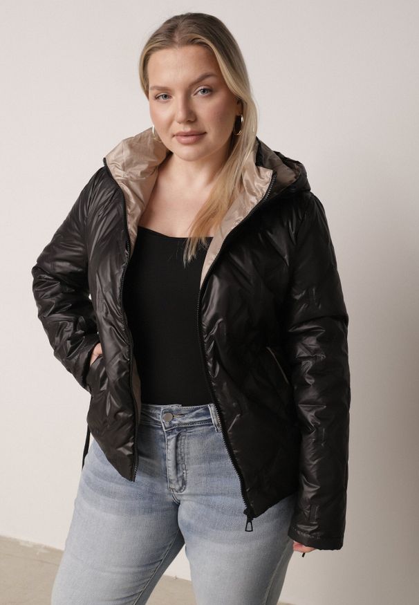 Born2be - Czarna Pikowana Kurtka z Odpinanym Kapturem i Dłuższym Tyłem Harmenope. Okazja: na co dzień. Kolekcja: plus size. Kolor: czarny. Materiał: poliester, jeans. Długość: długie. Styl: casual