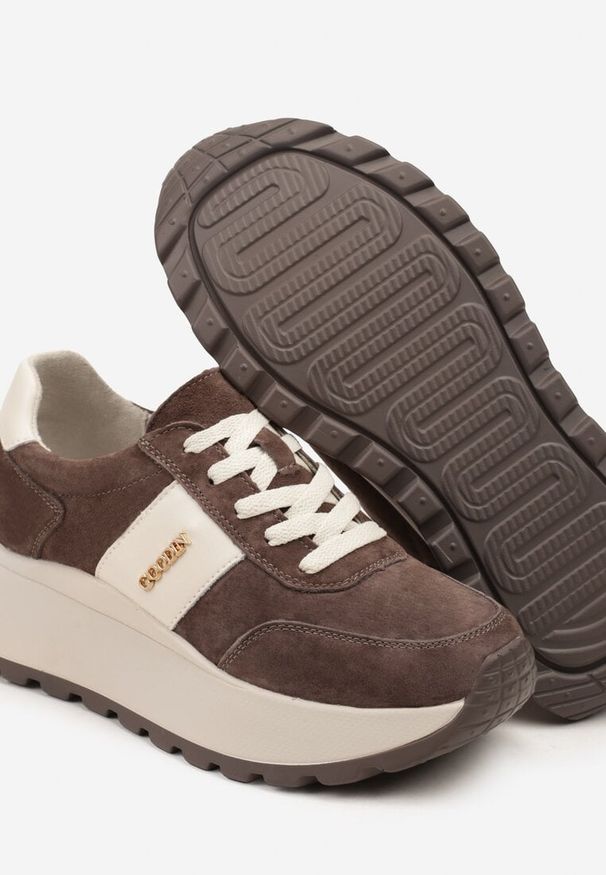 Renee - Brązowe Sneakersy na Platformie z Naturalnego Zamszu z Geometrycznym Wzorem i Napisem Latalissa. Okazja: na co dzień. Kolor: brązowy. Materiał: zamsz. Wzór: geometria, napisy. Obcas: na platformie