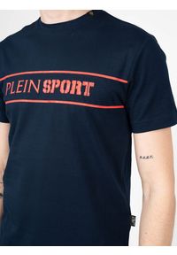 Plein Sport T-shirt | TIPS101 | Mężczyzna | Granatowy. Okazja: na co dzień. Kolor: niebieski. Materiał: bawełna. Wzór: aplikacja. Styl: sportowy