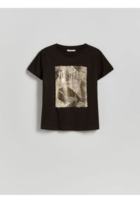 Reserved - T-shirt z nadrukiem - ciemnobrązowy. Kolor: brązowy. Materiał: dzianina, bawełna. Wzór: nadruk. Styl: klasyczny