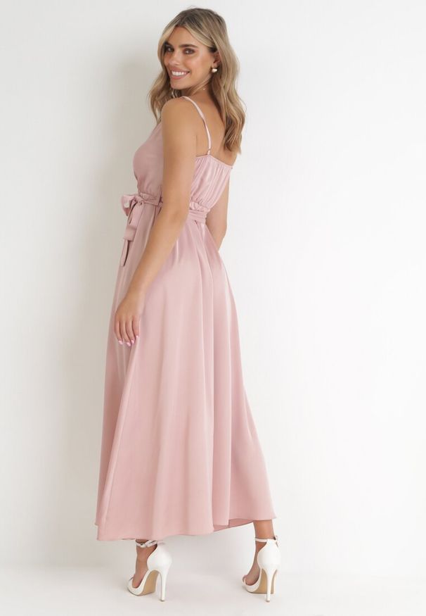 Born2be - Jasnoróżowa Sukienka Maxi z Gumką w Pasie i Kopertowym Dekoltem Aloyse. Kolor: różowy. Materiał: materiał. Długość rękawa: na ramiączkach. Typ sukienki: kopertowe. Styl: elegancki. Długość: maxi