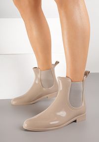 Renee - Beżowe Kalosze Lakierowane w Stylu Sztybletów Eliadore. Okazja: na co dzień. Kolor: beżowy. Materiał: lakier. Styl: klasyczny, casual, elegancki