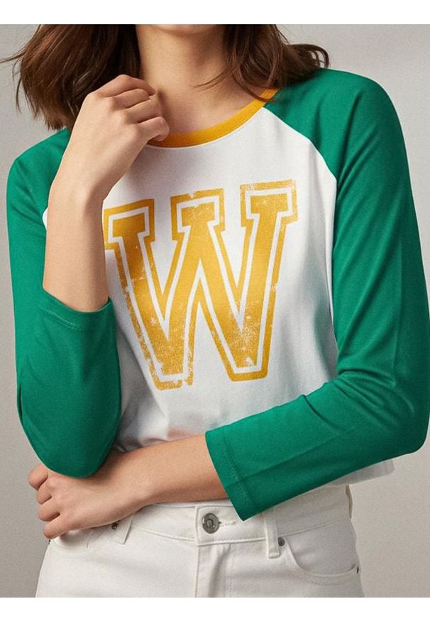 Sinsay - Crop top z długim rękawem raglanowym i nadrukiem - zielony. Kolor: zielony. Długość rękawa: długi rękaw. Długość: długie. Wzór: nadruk