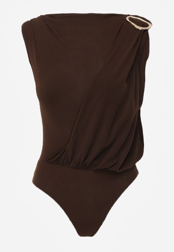 Renee - Brązowe Body z Dekoltem Łódka Zdobione Marszczeniem i Aplikacją na Ramieniu Havrina. Okazja: na co dzień. Typ kołnierza: dekolt w łódkę. Kolor: brązowy. Materiał: jeans. Wzór: aplikacja. Styl: casual