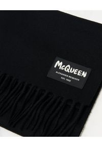 Alexander McQueen - ALEXANDER MCQUEEN - Czarny szalik z wełny. Kolor: czarny. Materiał: wełna. Wzór: aplikacja