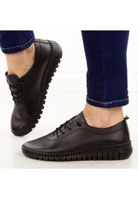 Czarne skórzane półbuty damskie T.Sokolski 4000. Okazja: na co dzień. Nosek buta: okrągły. Kolor: czarny. Materiał: skóra. Szerokość cholewki: normalna. Sezon: jesień, wiosna. Styl: klasyczny, casual #1