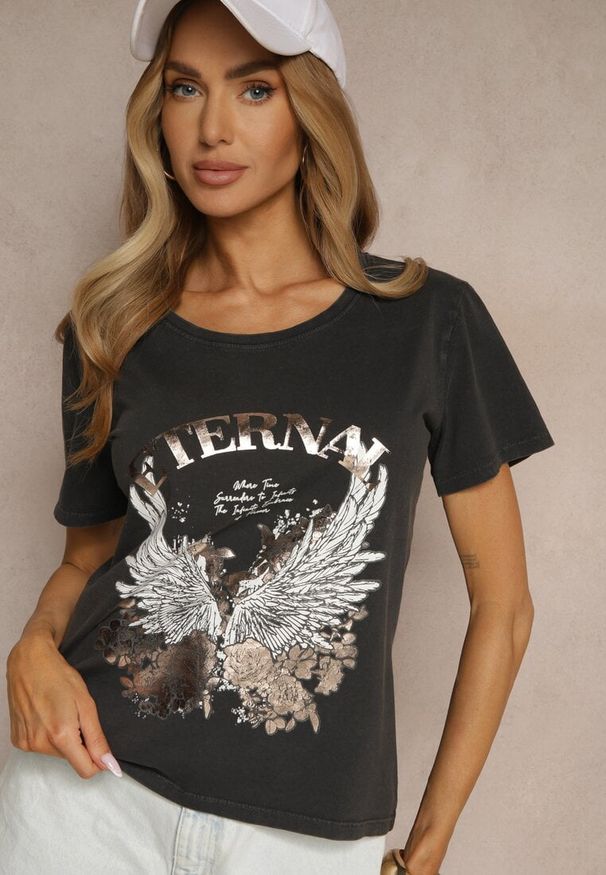 Renee - Czarny Bawełniany T-shirt Ozdobiony Nadrukiem Trenelia. Okazja: na co dzień. Kolor: czarny. Materiał: bawełna. Wzór: aplikacja, nadruk. Styl: elegancki, casual