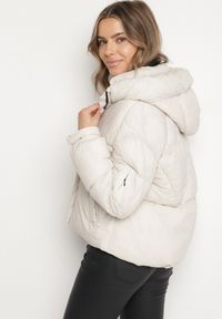 Born2be - Biała Pikowana Kurtka Puffer z Kapturem i Kieszonką przy Rękawie Galieana. Okazja: na spacer. Typ kołnierza: kaptur. Kolor: biały. Materiał: jeans, dzianina. Styl: sportowy, elegancki #3