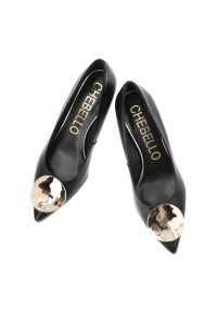 CheBello - Czółenka damskie Chebello, ze skóry licowej elegancką broszką i stabilna szpilką, czarne, 4929_-160-000-PSK-S380. Kolor: czarny. Materiał: skóra. Styl: elegancki #2