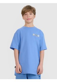 4f - 4F T-shirt oversize z nadrukiem chłopięcy - niebieski 122 (6-7 lat). Okazja: na co dzień. Kolor: niebieski. Materiał: dzianina, bawełna, jersey. Długość rękawa: krótki rękaw. Długość: krótkie. Wzór: nadruk. Sezon: lato. Styl: klasyczny, sportowy, casual